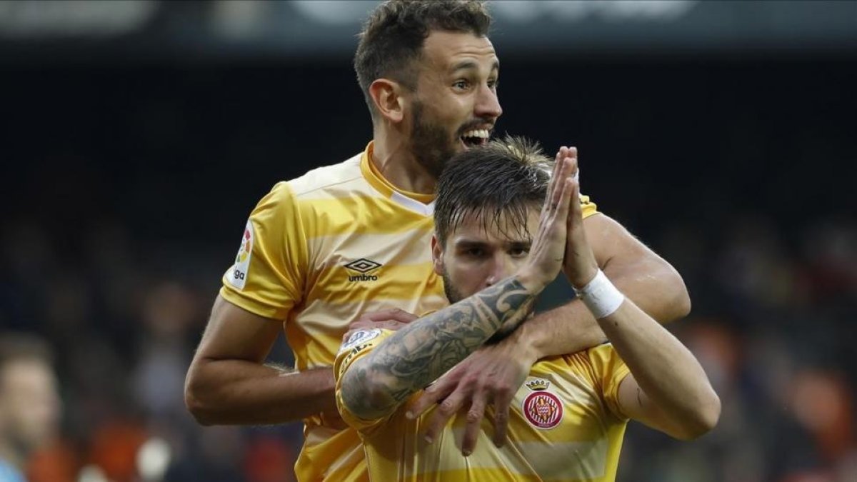 Stuani abraza a Portu, que pide perdón por marcar al Valencia.