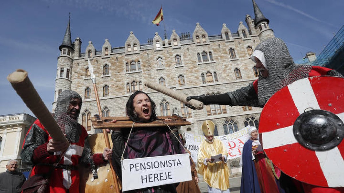 Jubilados leoneses hacen una performance en su lucha por las pensiones, en imagen de archivo. JESÚS F. SALVADORES