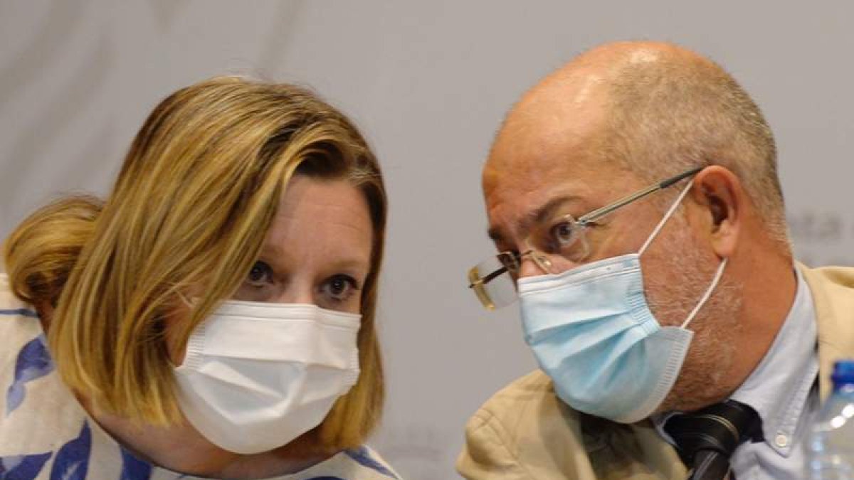 Isabel Blanco y Francisco Igea, ayer, tras el Consejo de Gobierno. NACHO GALLEGO