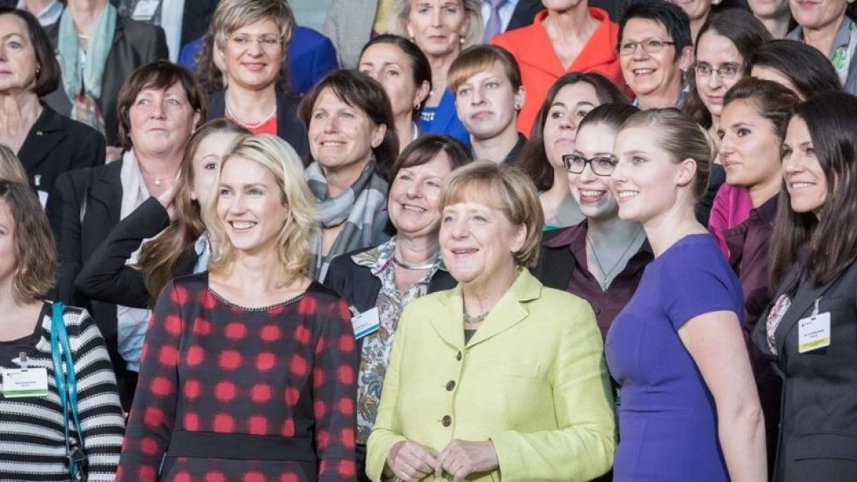 La cancillera alemana Angela Merkel, en el centro, con la ministra Manuel Schwesig, a su izquierda, en un acto con mujeres ejecutivas.