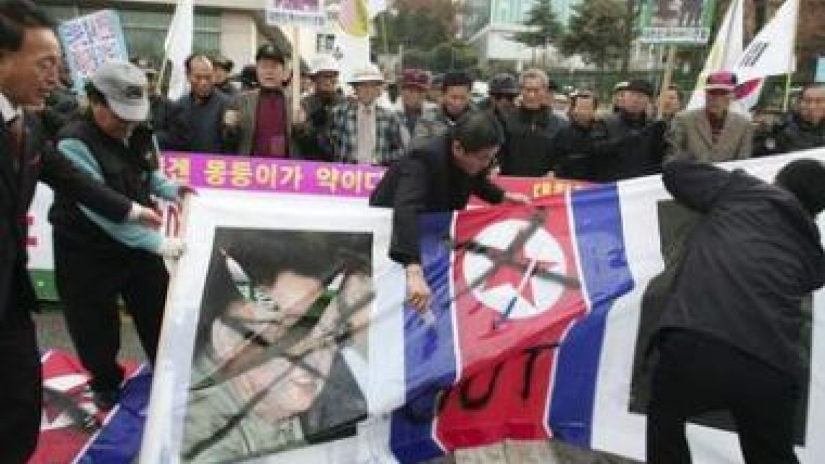 Grupos de surcoreanos protestan contra el ataque norcoreano sobre la isla surcoreana de Yeonpyeong,