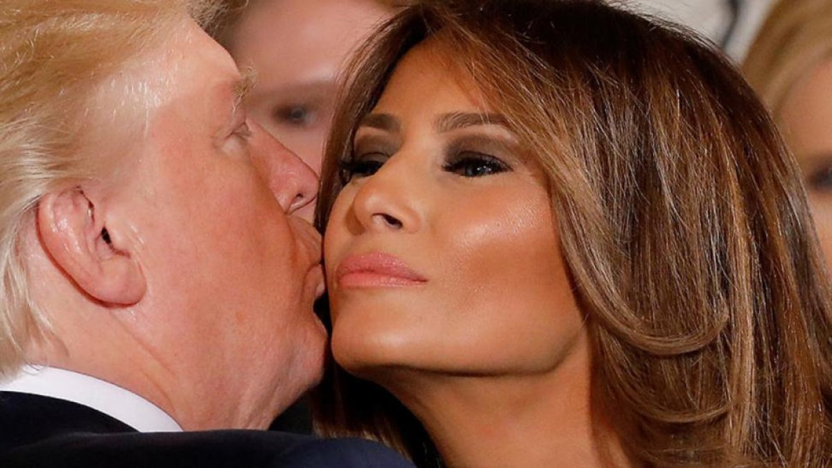 Melania Trump recibe un beso de Donald Trump en la Casa Blanca.