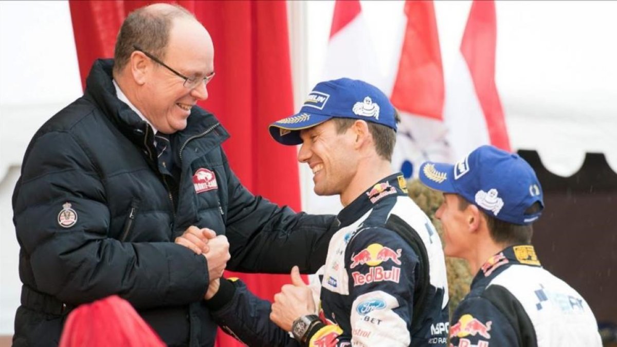Sébastien Ogier estrecha la mano del príncipe Alberto de Mónaco junto a su copiloto, Julien Ingrassia, este domingo en Mónaco.