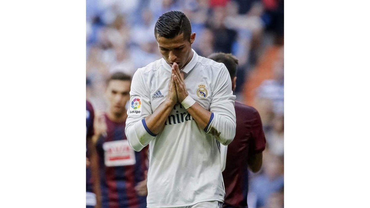 Ronaldo, cariacontecido tras el empate con el Eibar en el Bernabéu. EMILIO NARANJO