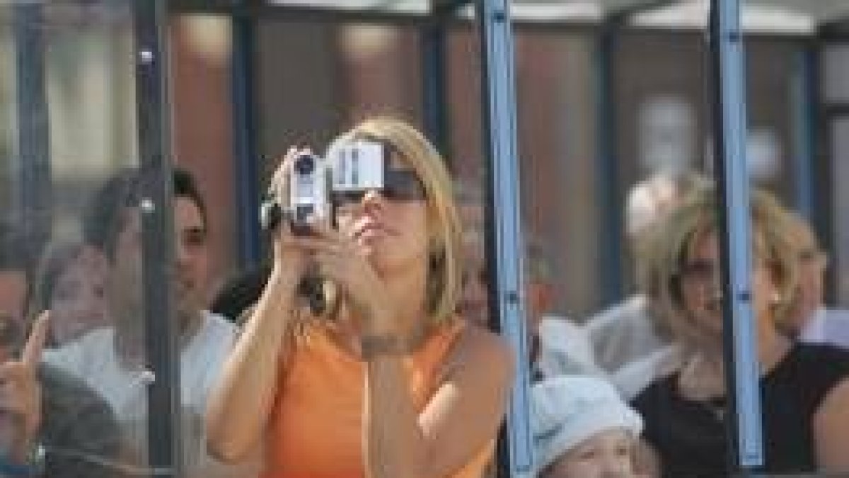 Una turista filma con su cámara otro de los monumentos de la capital leonesa
