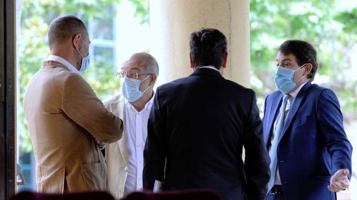 Mañueco, con Igea y Carriedo ayer, tras la rueda de prensa que ofreció en Valladolid. NACHO GALLEGO