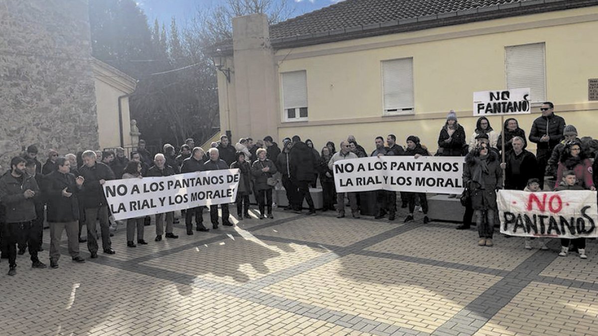 Los vecinos de Carrizo se concentraron recientemente frente al Ayuntamiento para protestar por el proyecto de las balsas en su municipio. MC