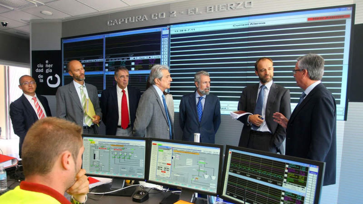 Vicente Cortés, tercero por la izquierda, durante una visita de técnicos extranjeros a la planta de captura CO2 de Cubillos.