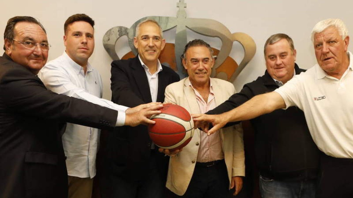 Manuel Belinchón (director del Colegio Leonés), Álvaro Barrioluengo (presidente del Basket León), Vicente Canuria (concejal de Deportes), Felipe Llamazares (director general de la Cultural), Miguel Ángel Rodríguez (presidente del Agustinos E.Leclerc) y Pepe Estrada (director de baloncesto del Colegio Leonés). RAMIRO