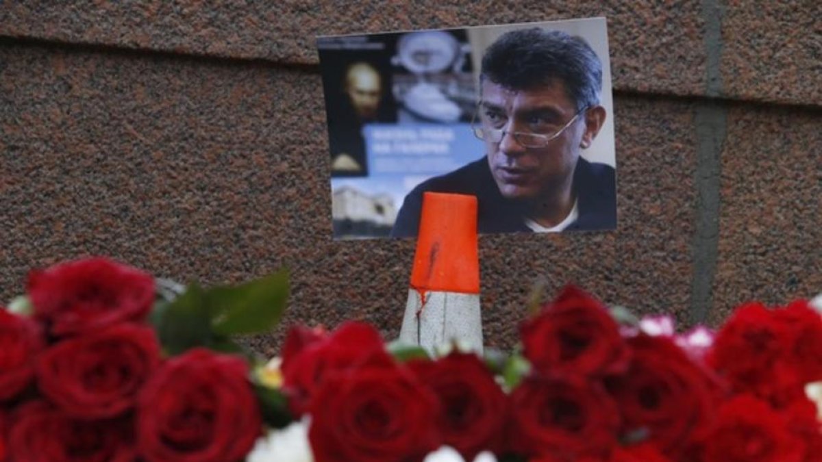 Flores en memoria de Nemtsov en el lugar donde se produjo el asesinato, en Moscú.