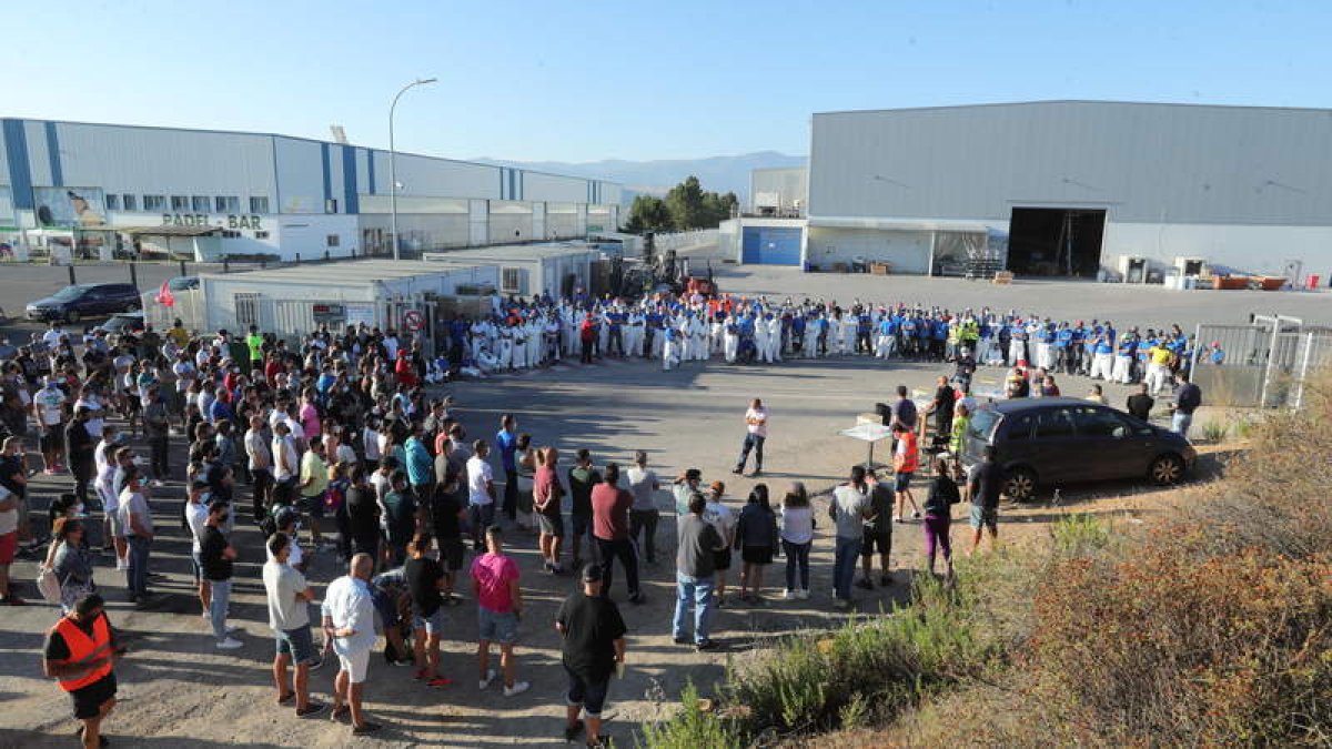 Imagen de la última asamblea de trabajadores de LM en la que se debatía el acuerdo de ajuste laboral con la empresa. L. DE LA MATA