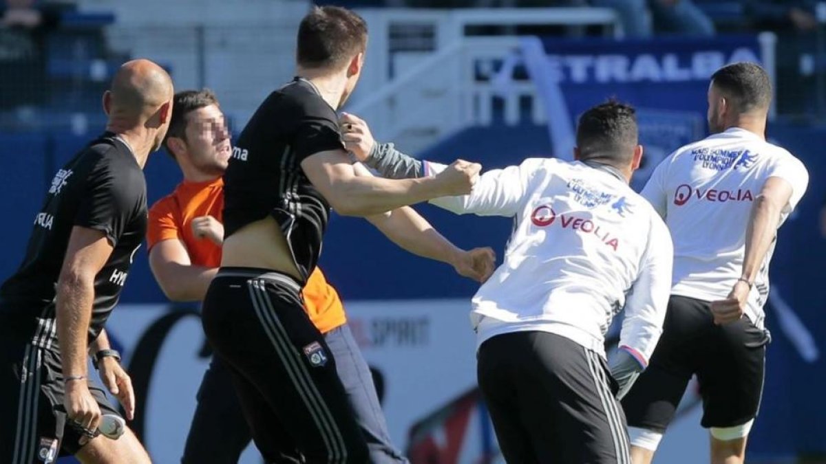 Un ultra del Bastia intenta agredir a jugadores del Lyon.