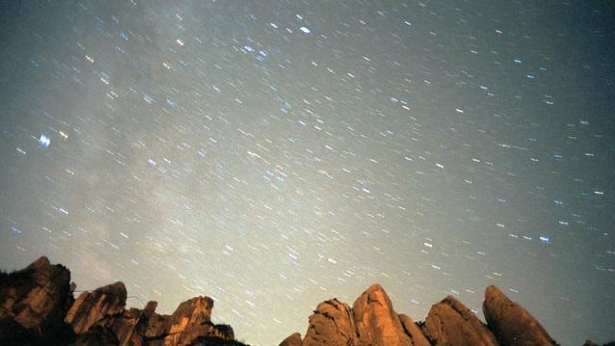 Lluvia de estrellas sobre Montserrat, en una imagen de archivo.