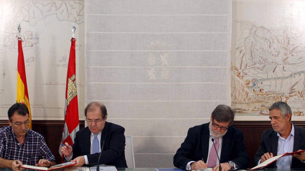 Ángel Hernández (CC OO), Juan Vicente Herrera, Santiago Aparicio (Cecale) y Agustín Prieto (UGT) en la firma del convenio ayer.