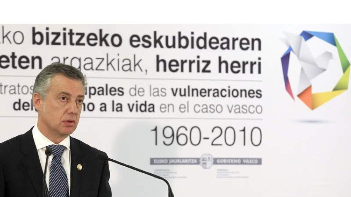 El lendakari durante su discurso en el acto con los 130 alcaldes de los municipios vascos en los que ha habido víctimas mortales.