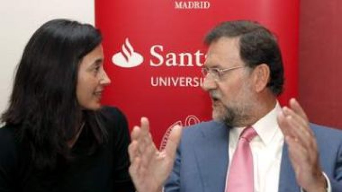 La diputada Ana Torme charla con Mariano Rajoy en un curso en San Lorenzo de El Escorial.