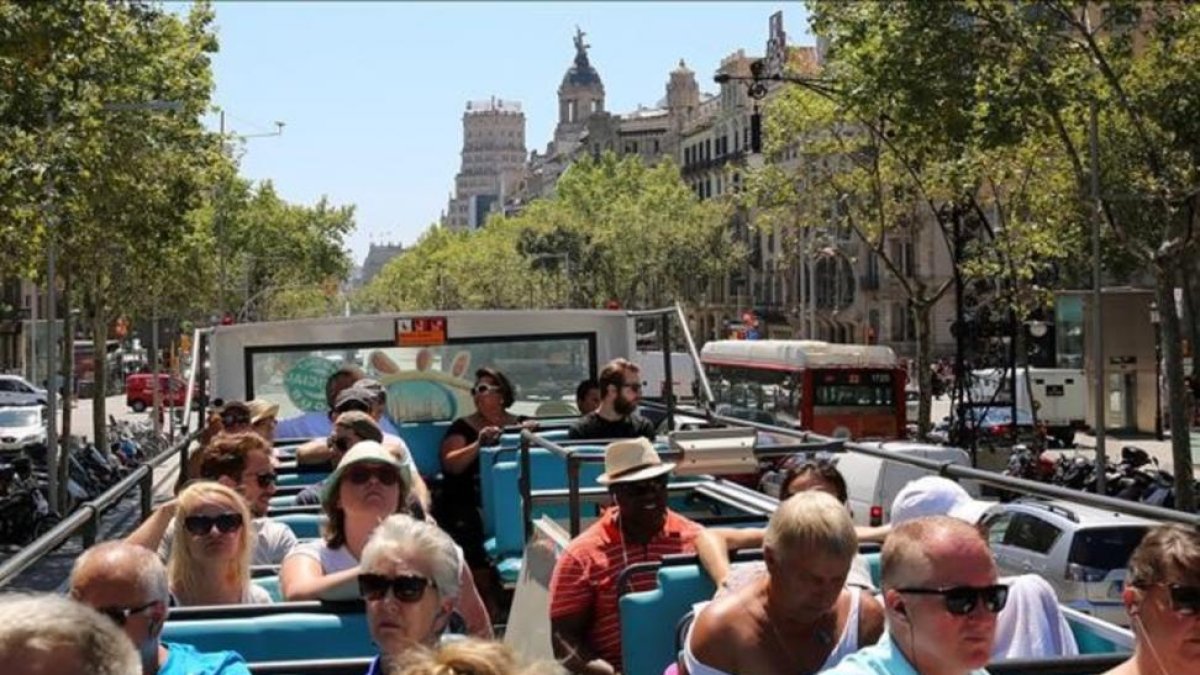 Visitantes de Barcelona en el bus turístico.