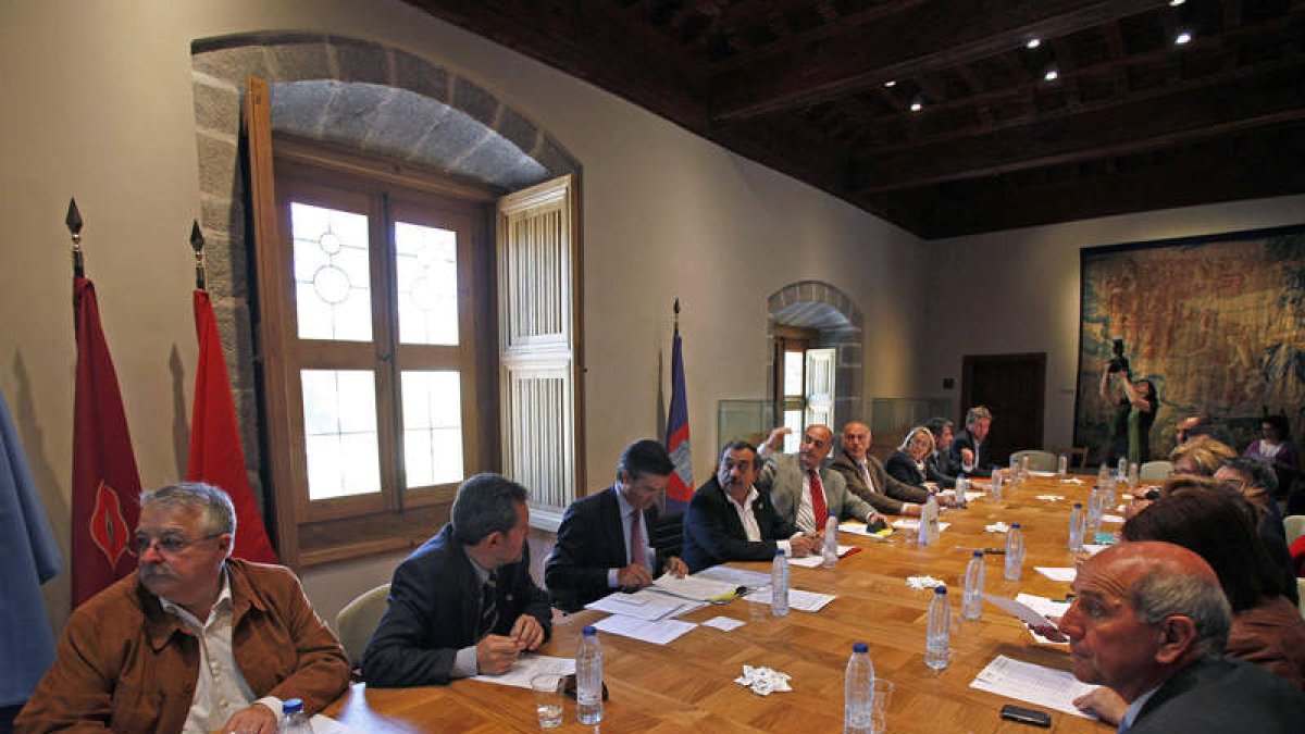 Reunión de los miembros de la Federación Regional de Municipios y Provincias de la Comunidad.