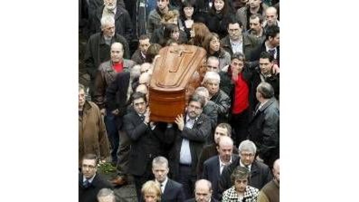 Varios dirigentes del PSOE acompañan al féretro tras el entierro