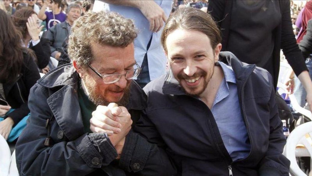El líder de Podemos, Pablo Iglesias, junto a su padre, Javier Iglesias Peláez