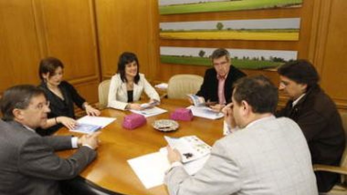 Un momento de la reunión celebrada ayer en el Ayuntamiento