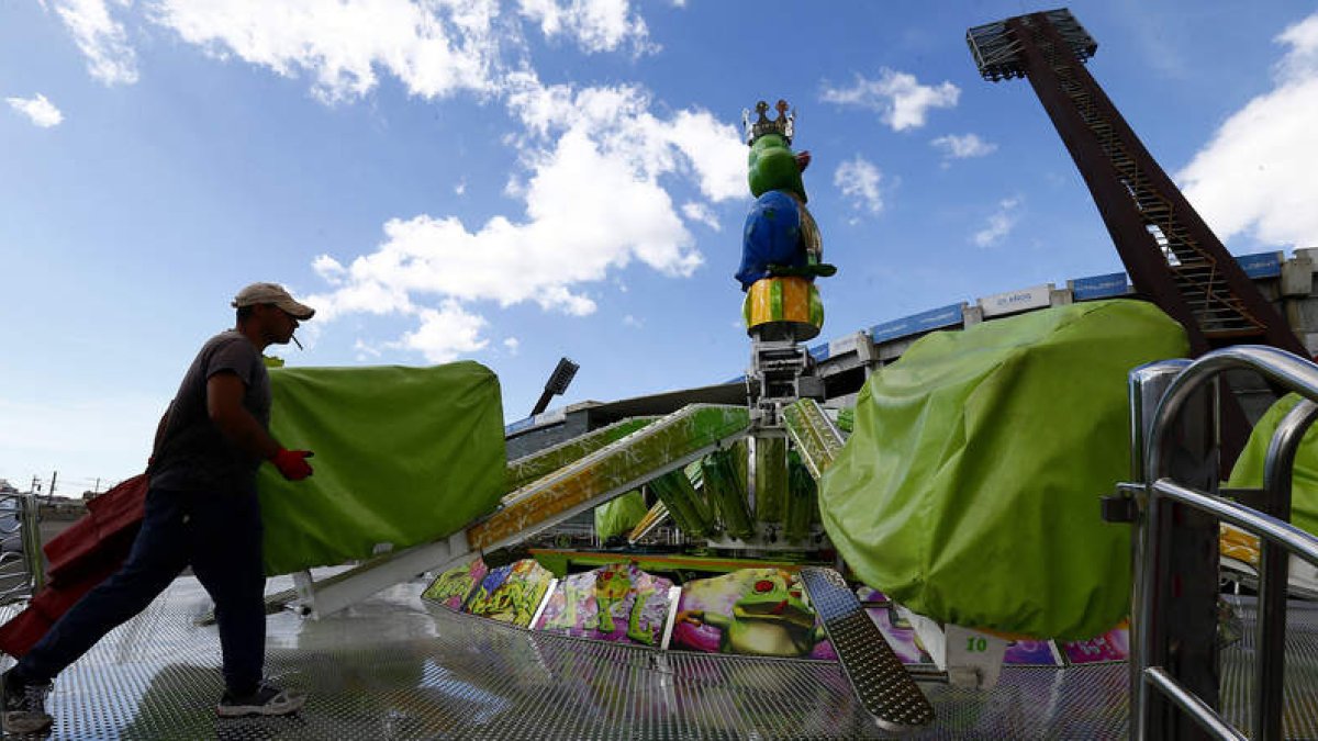 La feria de San Juan y San Pedro se abrirá este viernes en la trasera del estadio de fútbol Reino de León