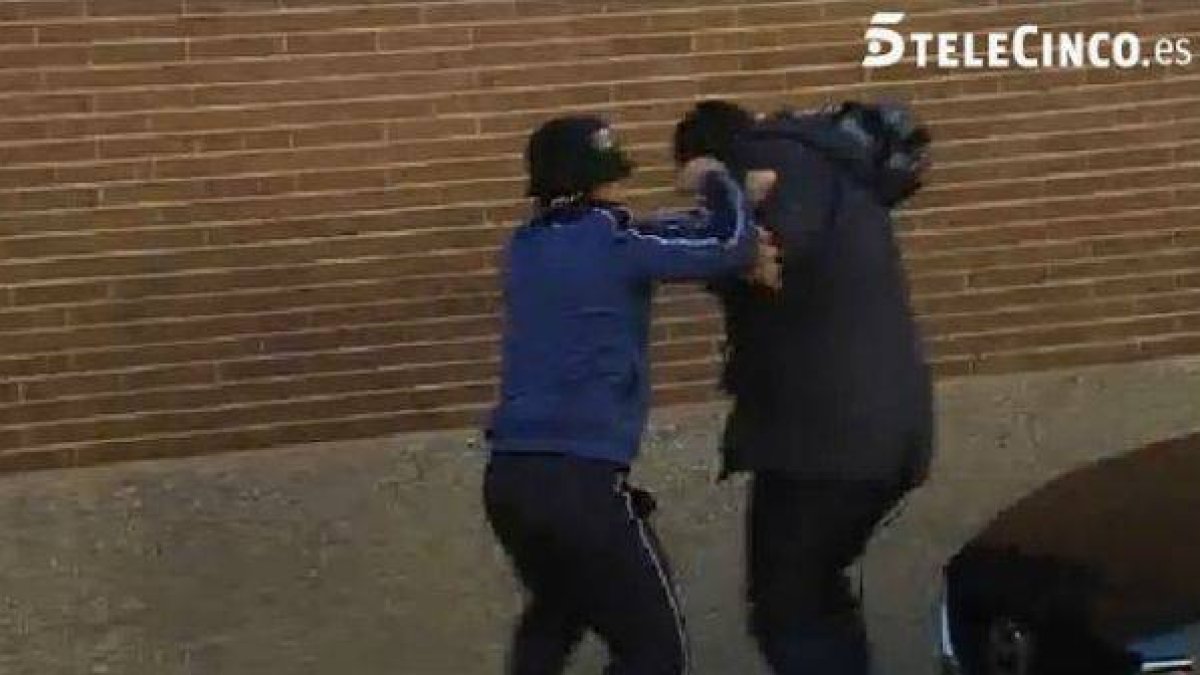 Captura del vídeo de la agresión a un cámara de Mediaset en Madrid.