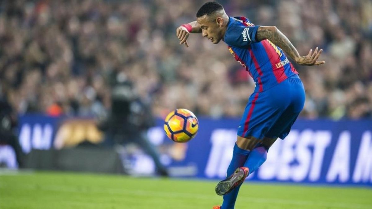 Neymar controla el balón en el Barça-Granada del Camp Nou.