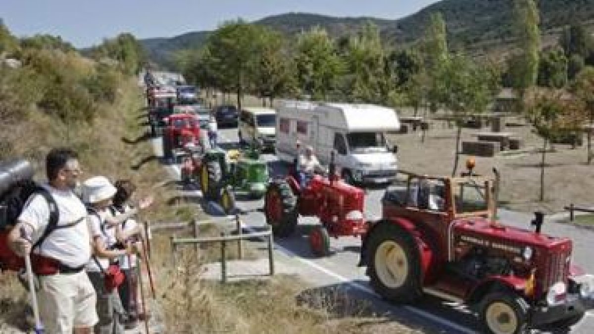 Los tractores antiguos están recorriendo el camino de Santiago.
