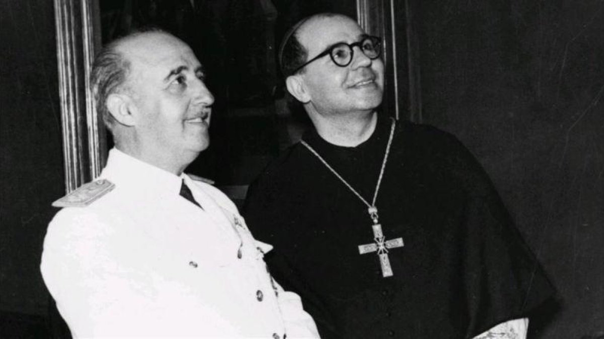 El general Francisco Franco y Aureli Maria Escarré, abad de Montserrat, en una imagen de archivo.