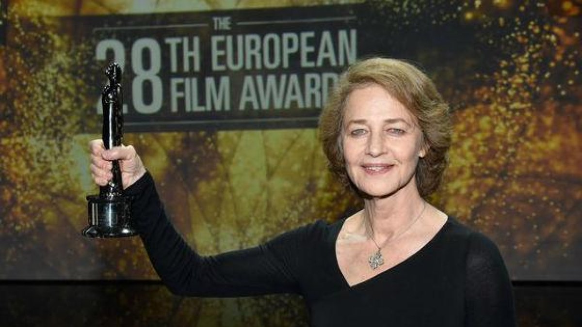Charlotte Rampling, recogiendo el premio a mejor actriz en los últimos premios del Cine Europeo, en Berlín.