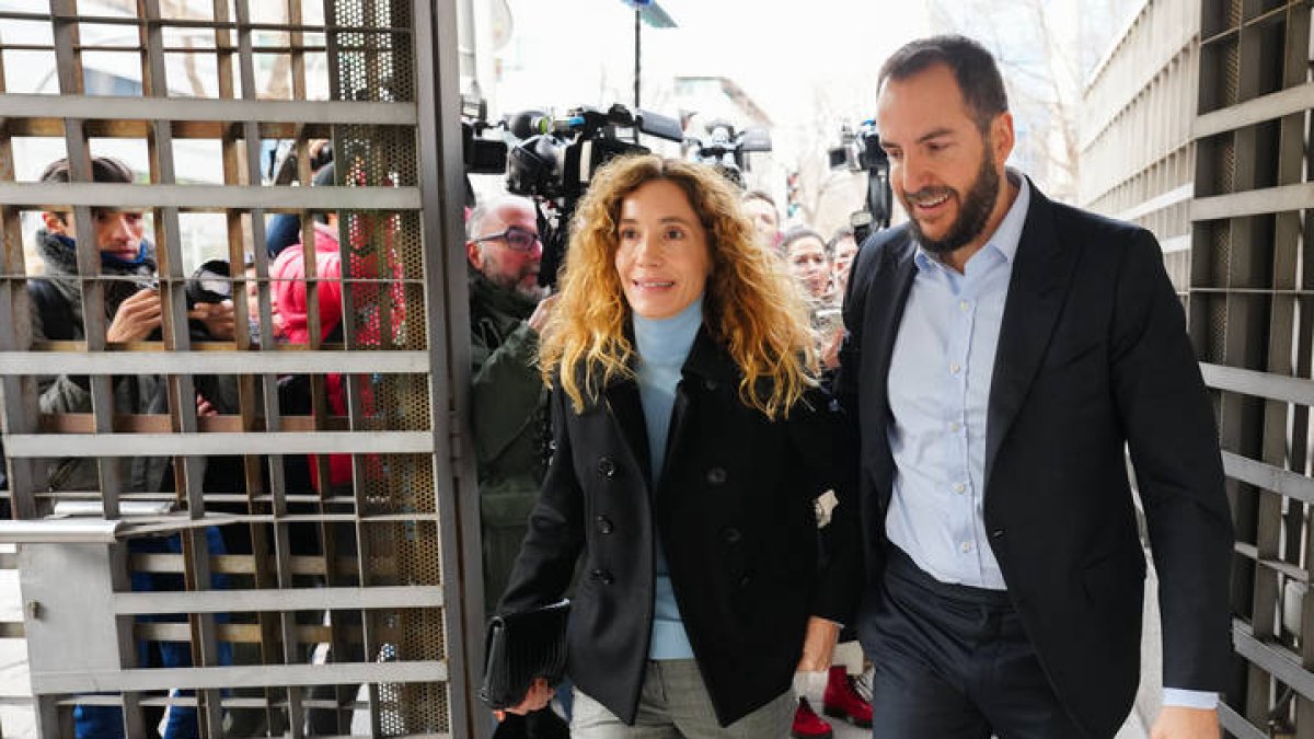 Borja Thyssen-Bornemisza y su mujer, Blanca Cuesta, llegan al juzgado de lo Penal número 15 de Madrid. BORJA SÁNCHEZ TRILLO