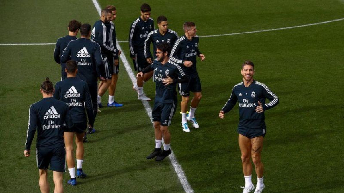 Los jugadores del Madrid durante un entrenamiento.