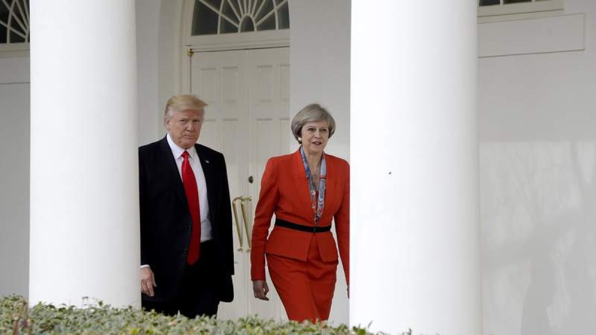 El presidente Donald Trump camina junto a Theresa May en la Casa Blanca. OLIVIER DOULIERY