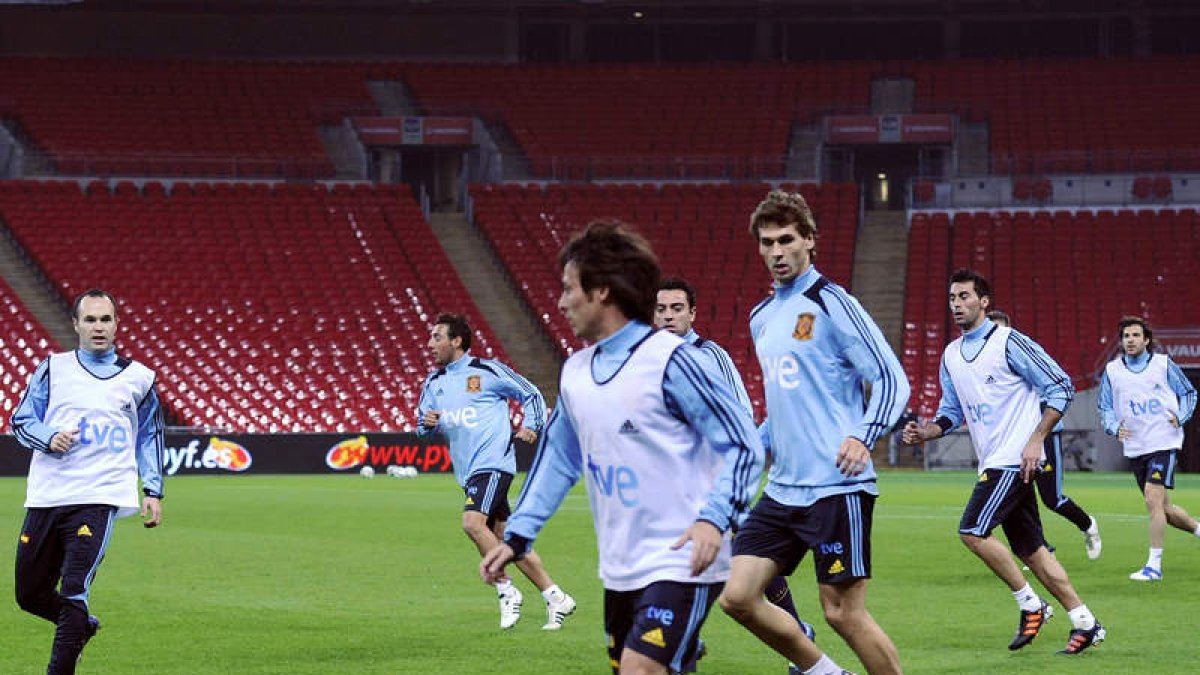 David Silva, con el balón, junto al resto de futbolistas españoles en el entrenamiento de Wembley.
