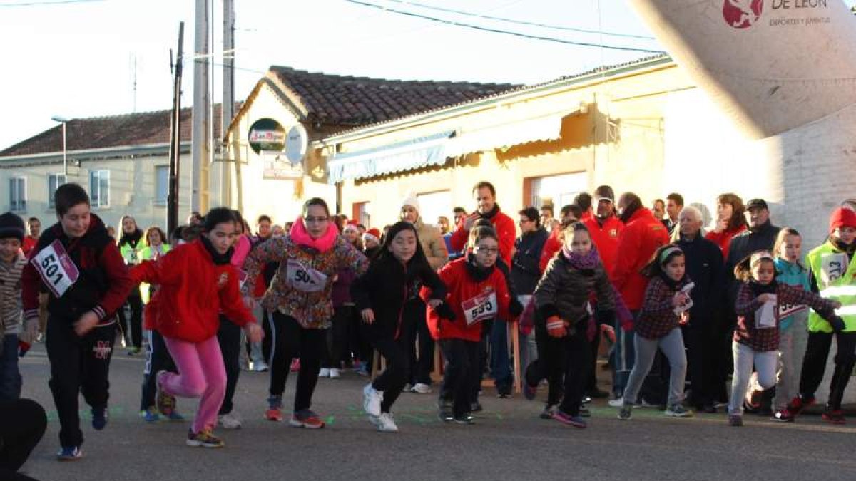 Un grupo de niños en la línea de salida, empezando a correr a beneficio de la AFA de La Bañeza.