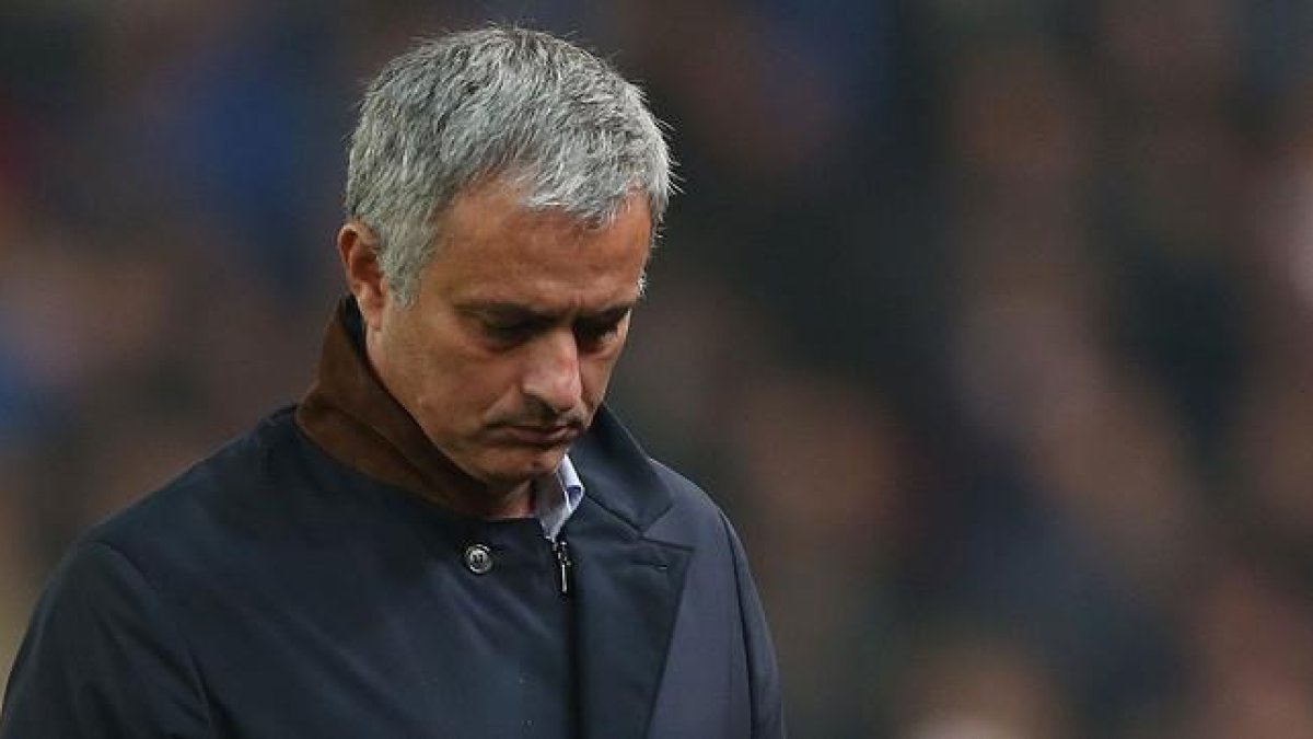 José Mourinho, cabizbajo tras la eliminación del Chelsea por el Stoke en la Copa de la Liga de Inglaterra.