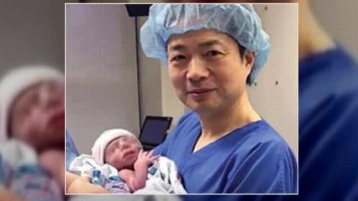 El doctor John Zhang sostiene a Abrahim Hassan, primer bebé nacido del ADN de tres personas