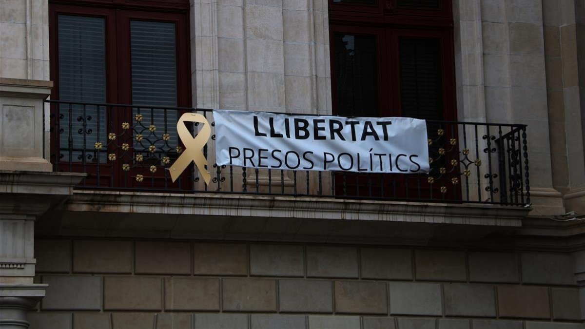 Pancarta en la fachada del Ayuntamiento de Reus repuesta después de que militantes de Ciudadanos la arrancaran. /