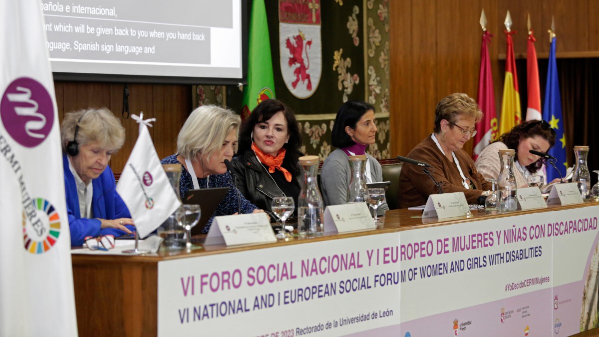 La comisaria europea de Igualdad, Helena Dalli (tercera por la izquierda) en el foro. FERNANDO OTERO