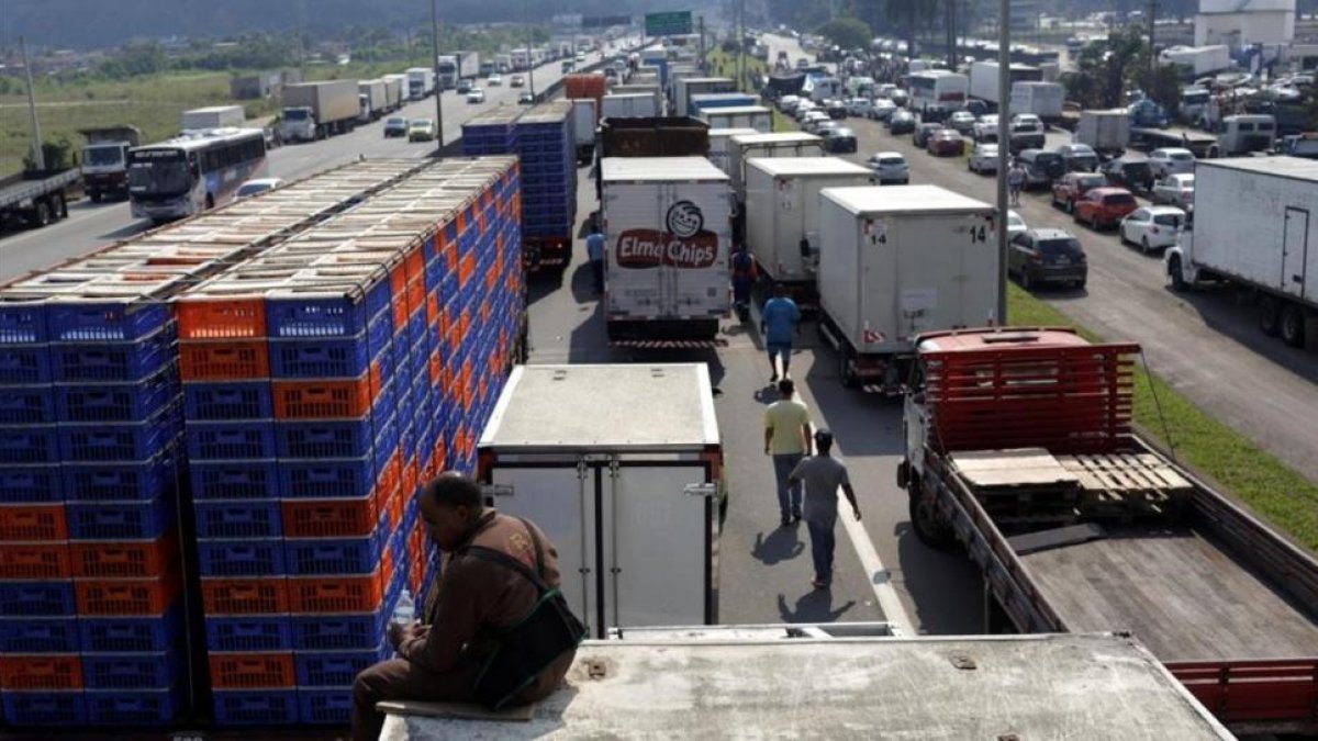 Una multitud de camiones bloquea la circulación en Duque de Caixas, cerca de Río de Janeiro.