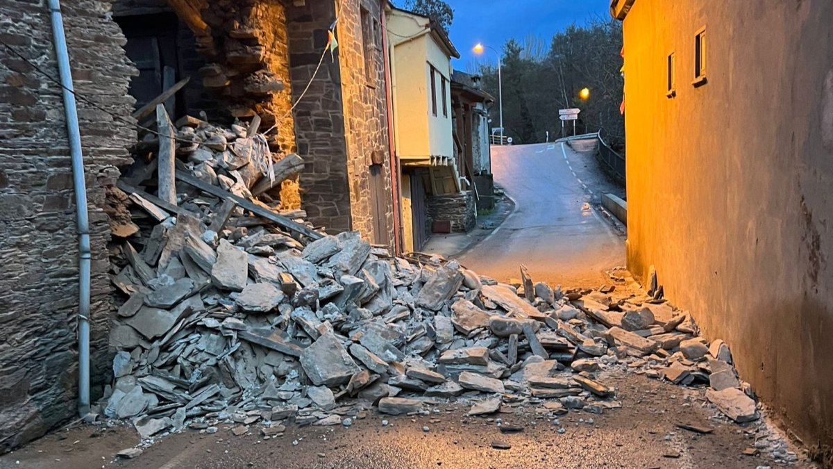 El movimiento de la montaña provocó el colapso de uno de los muros de una bodega. DL