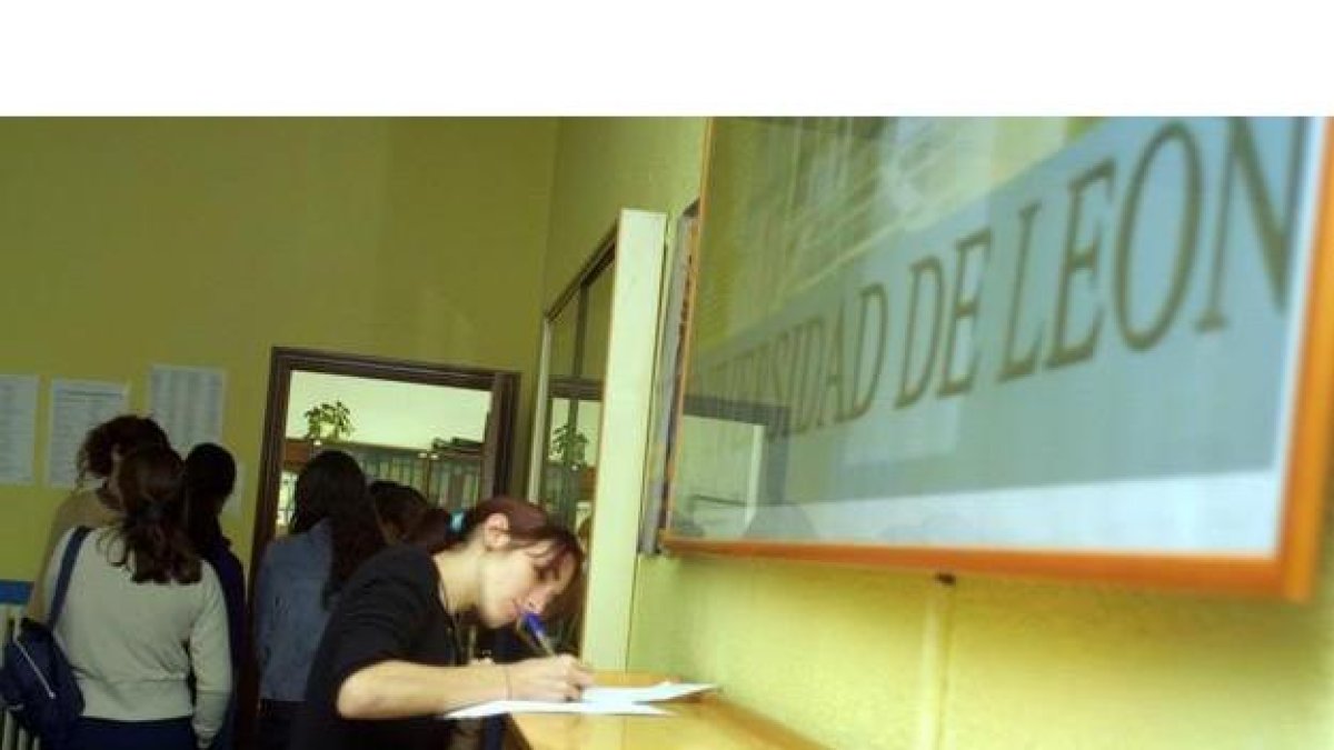 Una alumna se matricula en la Universidad de León