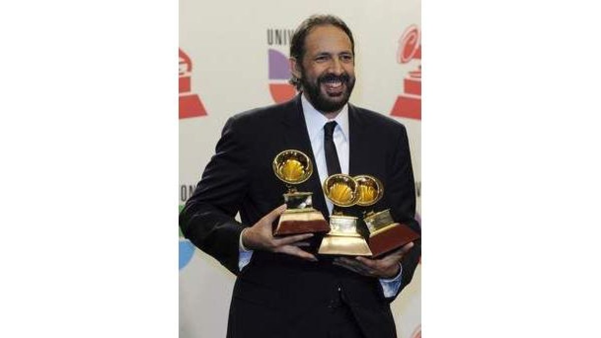 El dominicano Juan Luis Guerra con tres Grammy.