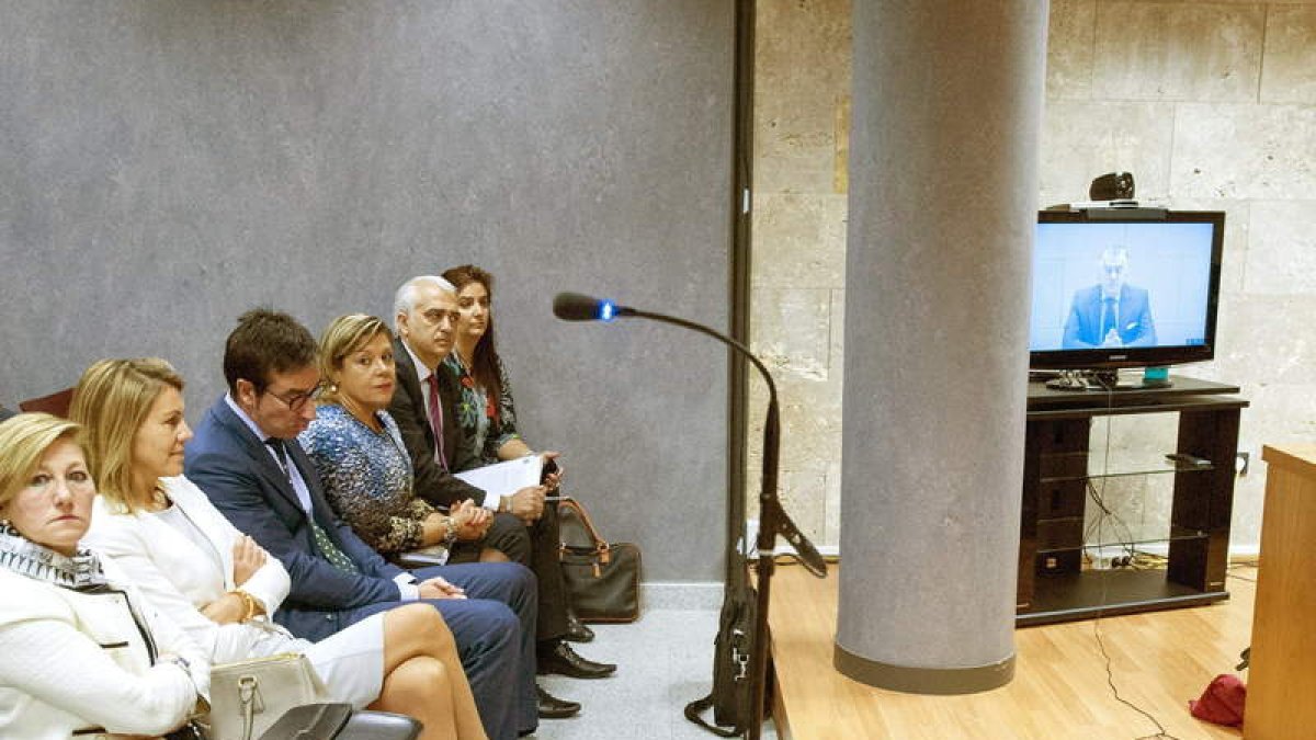 María Dolores de Cospedal observa durante el juicio la declaración de Bárcenas.