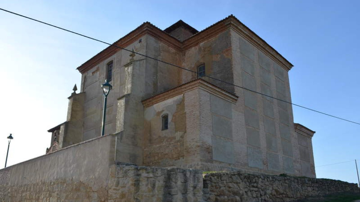 Ala este de la iglesia de Matadeón de los Oteros, donde se realizará la mayor intervención. MEDINA