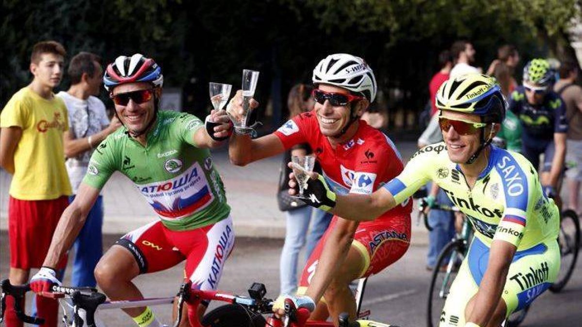 Aru (c), "Purito (i) y el polaco Majka (d), primero, segundo y tercero en la Vuelta Ciclista a España, durante la última etapa.