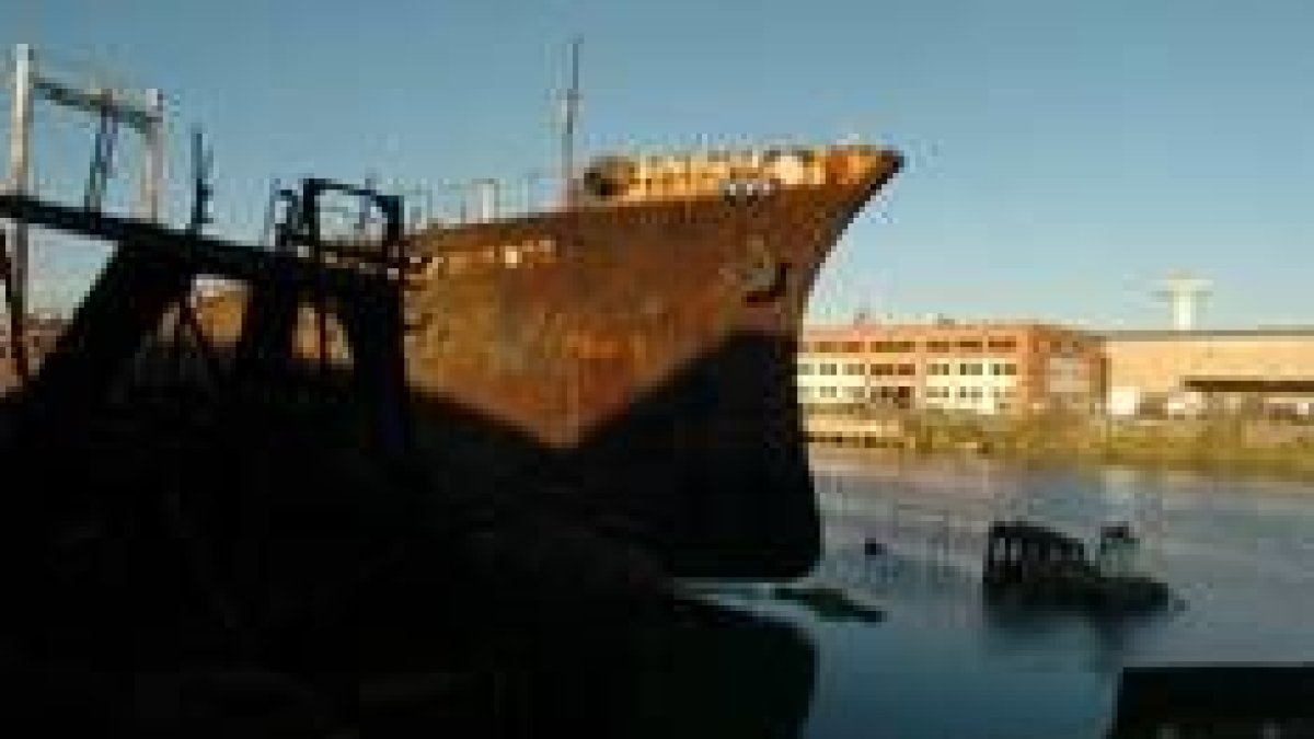 Vista de buques en estado de abandono sobre el Riachuelo, en el barrio de La Boca