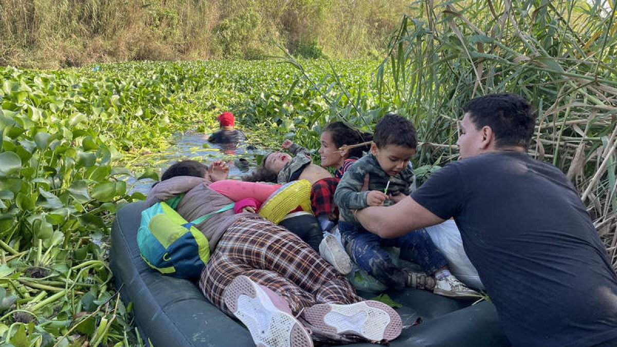 Una familia cruza en un colchón inflable el río Bravo. ABRAHAM PINEDA JÁCOME
