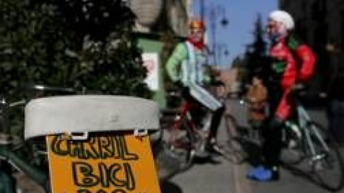 Los defensores del carril bici continúan con sus protestas a pie de calle